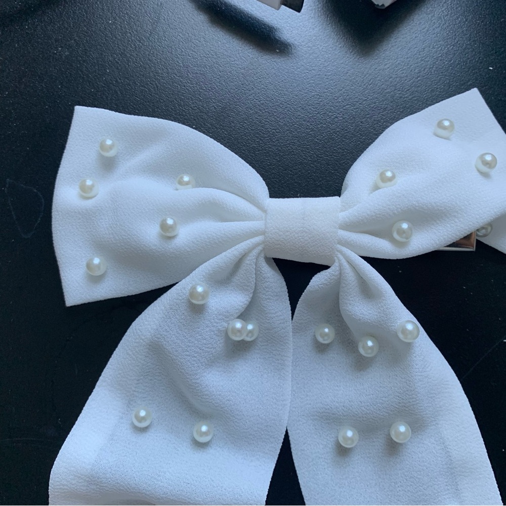 Lulu's White Pearl Bow Clip